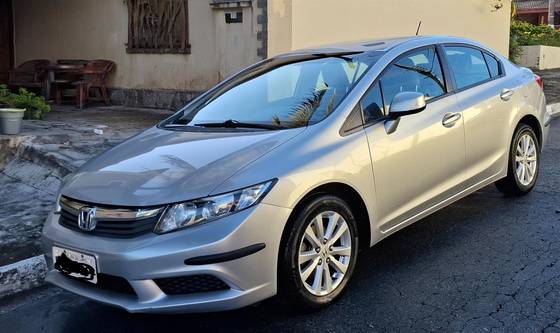 HONDA CIVIC 1.8 LXS 16V FLEX 4P AUTOMÁTICO HONDA CIVIC 1.8 LXS 16V FLEX 4P AUTOMÁTICO